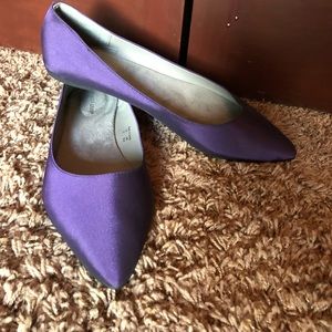 Purple pointed toe shoe